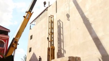 Siem Reap, Kamboçya - Temmuz 2015 yaklaşık: Vinç kanca, kasnak ve mücadele yere düşürür