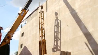 Siem Reap, Kamboçya - Temmuz 2015 yaklaşık: Vinç çelik çakma çerçeve yerine düşürür