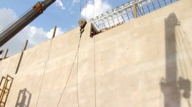 Yapılışı: Beton Kazık Vinçle Yataydan Dikeye Kaldırılır