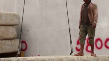 Sieam Reap, Kamboçya - Temmuz 2015 yaklaşık: işçi yerler kalktı levha kanca kapatın