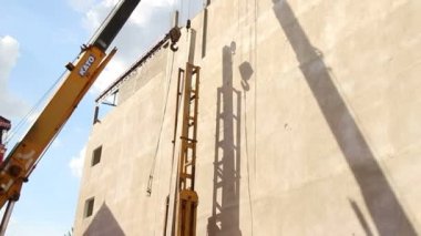 Sieam Reap, Kamboçya - Temmuz 2015 yaklaşık: Vinç Piledriver beton yığınına düşürür