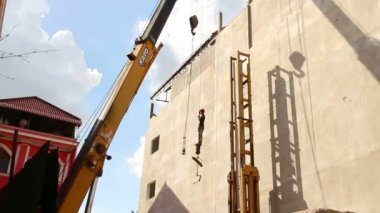 Sieam Reap, Kamboçya - Temmuz 2015 yaklaşık: Şahmerdan üst üzerine vinç asansörleri işçi