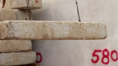 Sieam Reap, Kamboçya - Temmuz 2015 yaklaşık: Mcu dev beton bloğu uçuruyor ve yığılmış.