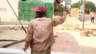 Sieam Reap, Kamboçya - Temmuz 2015 yaklaşık: Bir beton pilon/yığın lift rehberlik çalışan orta vurdu