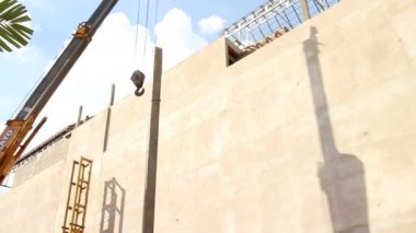 Siem Reap, Kamboçya - Temmuz 2015 yaklaşık: yerine taşınırken uzun beton kazık çevresinde salıncak