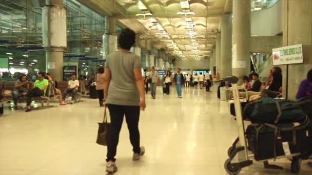 Unbekannte Passagiere gehen durch einen internationalen Flughafen — Stockvideo