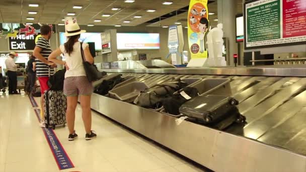 Bangkok, Thajsko - duben, 2015: Öirok˝ záběr cestující čekat na jejich zavazadla na baggae nárok po mezinárodní — Stock video