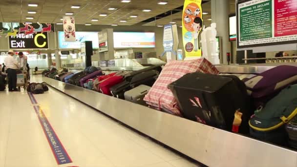 Bangkok, Thailand - April, 2015: Wide shot van bagage claim transportband op een internationale luchthaven in Azië. — Stockvideo