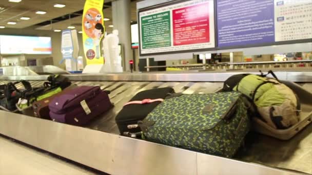BANGKOK, TAILANDIA - ABRIL, 2015: Disparo medio de cinta transportadora de recogida de equipaje en un aeropuerto internacional de Asi — Vídeo de stock