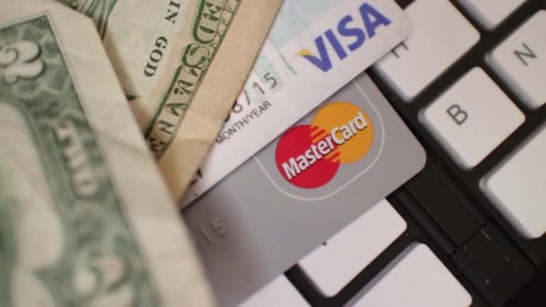 ECOMMERCE Caméra ralenti tourner en arrière sur les cartes de crédit, espèces, et le clavier — Video