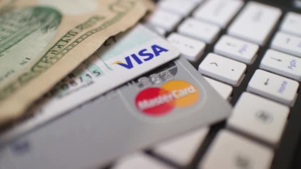 E-commerce Macro Dolly - Credit cards en contant geld op toetsenbord — Stockvideo