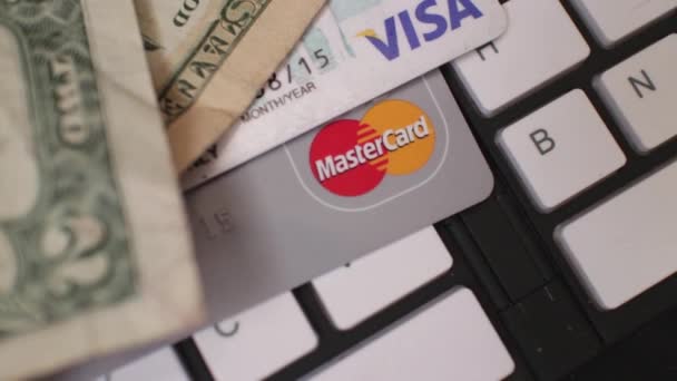 ECOMMERCE - Velocità normale sopra le carte di credito e contanti sulla tastiera — Video Stock