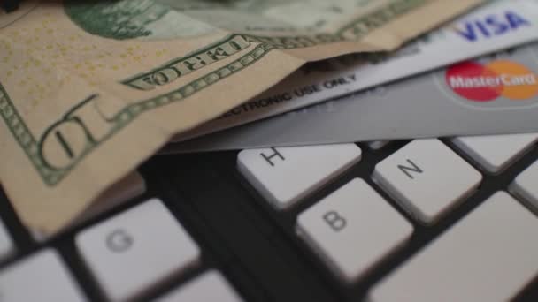 ECOMMERCE - Macro Dolly para revelar Tarjetas de crédito y efectivo en el teclado — Vídeos de Stock