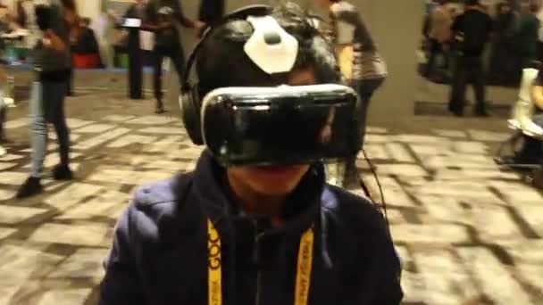 San Francisco, Ca - 6 maart 2015: Virtuele werkelijkheid Vr Goggles en Gaming: vele gamers met Vr bril — Stockvideo