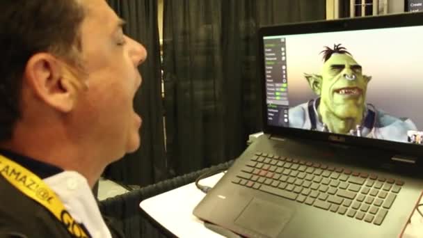 SAN FRANCISCO, CA - MARCH 6, 2015: Virtual Reality Gaming Technology: Gamer plays with facial modeling unit — Stock Video