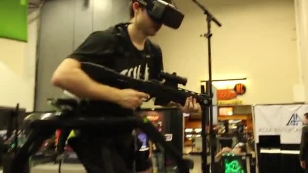 San Francisco, Ca - 6 maart 2015: Oculus Rift virtuele werkelijkheid Gaming: gebruiker met hoofdtelefoon en Vr harnas — Stockvideo