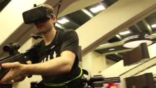 SAN FRANCISCO, CA - MARÇO 6, 2015: Oculus Rift Virtual Reality Gaming Technology: Usuário com chicote de realidade virtual — Vídeo de Stock