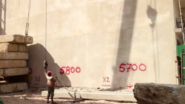 SIEAM REAP, CAMBODIA - CIRCA LUGLIO 2015: Gru solleva pila di cemento con grande cavo — Video Stock