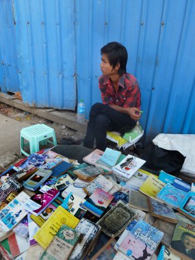 Yangon, Myanmar - 23 Aralık 2013 - görünümünü genç kaldırım kitapçı