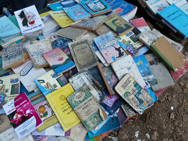 YANGON, BURMA - DECEMBER 23, 2013 - View of Used Books on Bookseller's Table — Stock Photo, Image