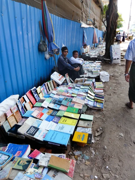 YANGON, BURMA - DECEMBER 23, 2013 - View of Sidewalk Booksellers — Stock Photo, Image