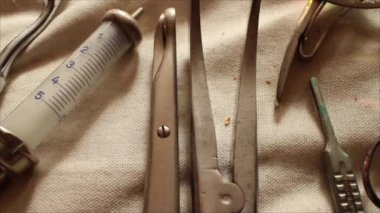 Dolly Masada Vintage Tıp Cerrahı's Tools Across Left