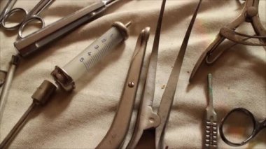 Lateral Dolly Cerrah Tepsisi Üzerinde Vintage Tıbbi Cihazlar Arasında Taşıyın