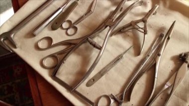 Vintage tıbbi ekipman üzerinde havai kamera dolly hamle