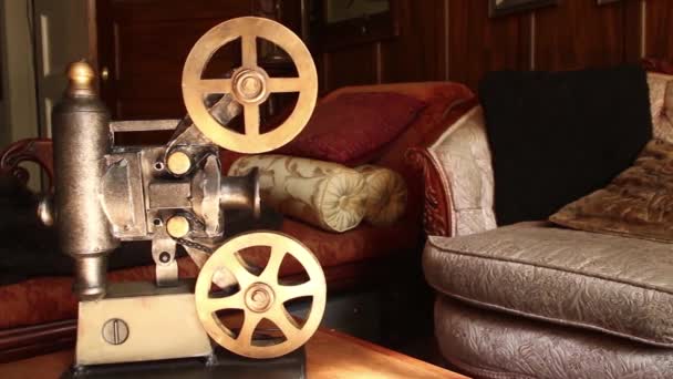 PROYECTOR DE VINTAGE MOVIE (CÁMARA DOLLY) Muebles antiguos visibles en el fondo (Versión # 1 ) — Vídeos de Stock