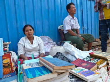 Yangon, Myanmar - 23 Aralık 2013: Street kitapçılar kitaplarını olan müşteriler için bekleyen görülür