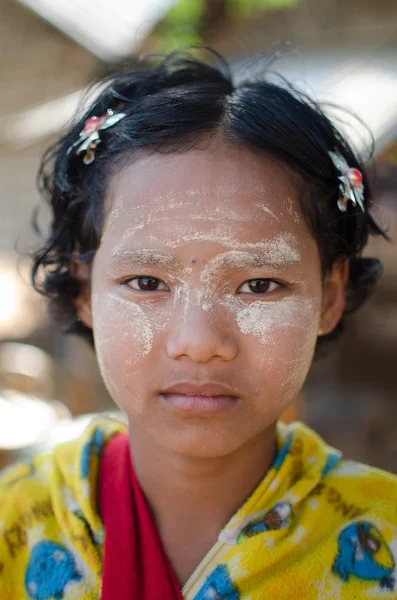 Bagan, Mianmar - 25 de janeiro de 2014: Menina com maquiagem tradicional Thanaka na Birmânia Imagens Royalty-Free