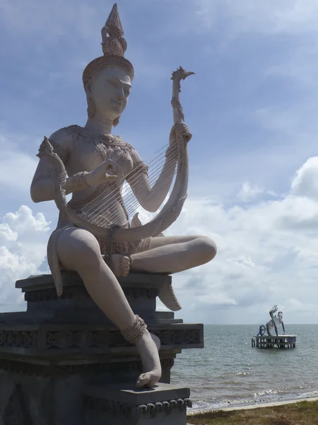 Krong kaeb, Kambodscha - 1. Juni 2014: Figur der klassischen kambodschanischen Göttin am Meer — Stockfoto