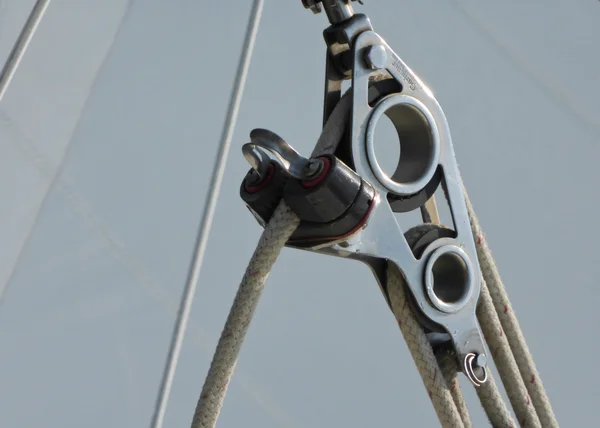 Yelkenli tekne üzerinde krom mücadele closeup — Stok fotoğraf