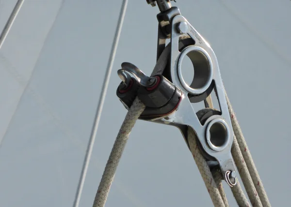 Yelkenli tekne üzerinde krom mücadele closeup