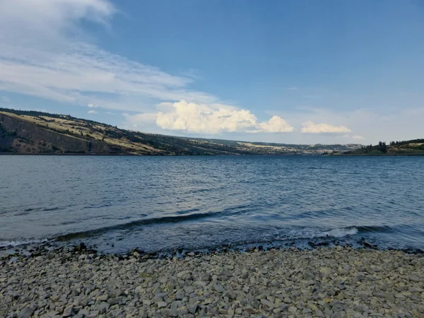 Utsikt över en stor sväng i Hood river i Oregon med grusig strand — Stockfoto