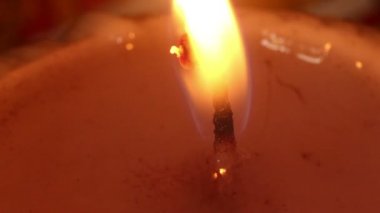 Daha geniş makro yakın yanan mum fitil ve alev (statik)