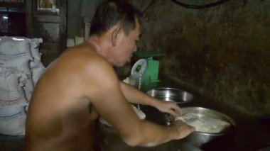 Kampot, Kamboçya - Kasım 2013 yaklaşık: Orta Asya baker hamur bir tavada tokat vurdu