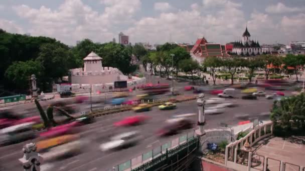 TEMPO DI TRAFFICO LAPSE: Bangkok - traffico ad alto angolo con forte e palazzo — Video Stock