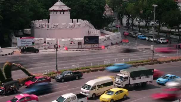 Bangkok Traffic Time Lapse - Intersecção com forte velho e carros; ângulo alto — Vídeo de Stock