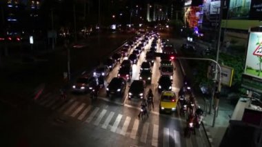 Bangkok Rating zaman aralıklı çekim - kavşak Pov gece; Araba başlatmak ve durdurmak ışık