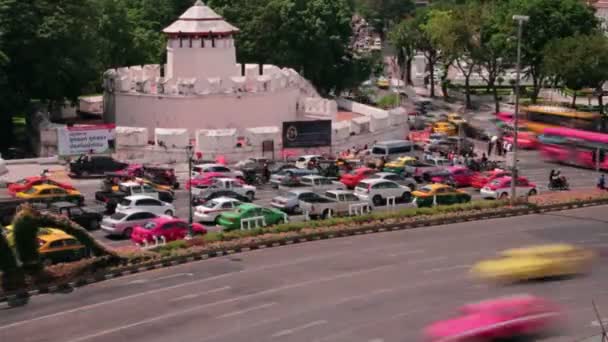 Bangkok forgalom Időközű - magas szög közepes lövés a forgalom halad a régi gyarmati fort — Stock videók