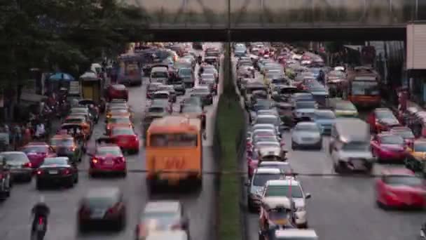 Bangkok provozu časová prodleva - teleobjektiv pohled na dva jízdní pruhy s pěší lávka — Stock video