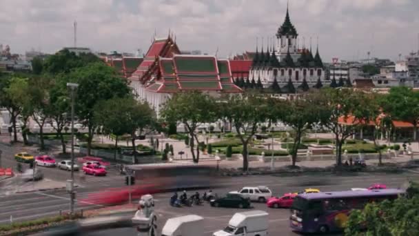 Bangkok zaman aralıklı çekim - Loha Sarayı (Metal Sarayı) orta atış trafik ile — Stok video