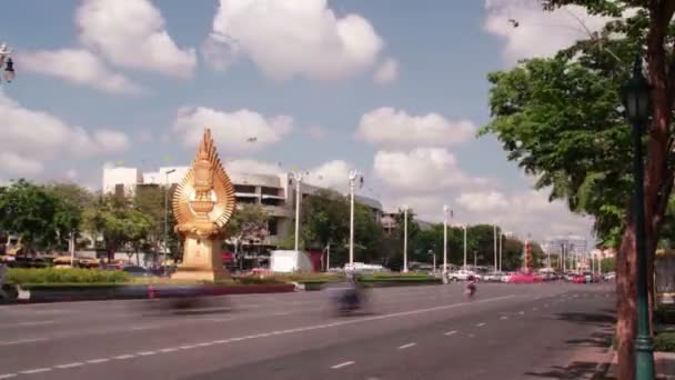 Bangkok, Thaiföld - Circa 2013: Idő telik el Utcakép a forgalom a felhők — Stock videók