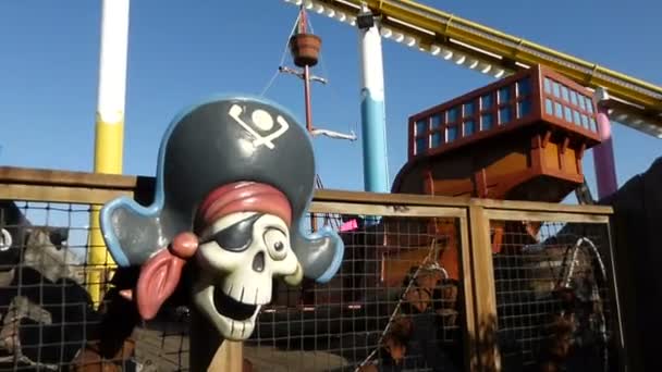 Balançoire Pirate promenade en bateau, avec crâne comique de pirate, vu aux amuseurs — Video