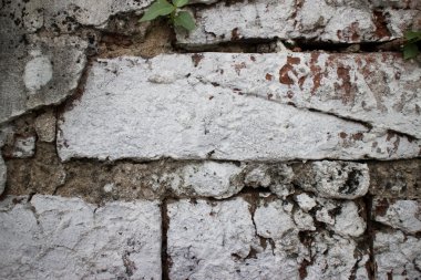 Eski tuğla duvar kabaca badana ile boyalı Asya'daki eski bir hapishanede kapatın