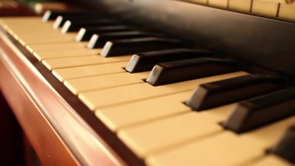 Piano-orgel toetsen (Dolly Move)-60 fps omgekeerde Dolly langs sleutels — Stockvideo