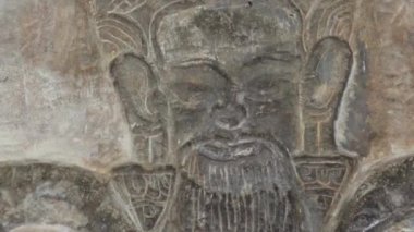 Antik tapınak (Angkor) - kısma ayrıntı yaşlı adam Ecu oturmuş.