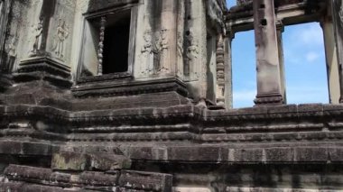 Antik Tapınak (Angkor) - Düşük Açılı Pan Up & Yuvarlak Angkor Wat