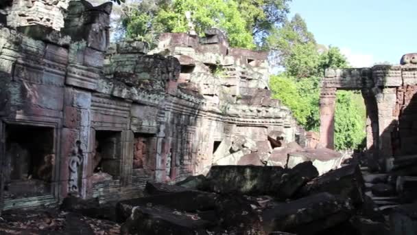 Ancient Temple (Angkor) - uszkodzony dziedziniec Ws — Wideo stockowe